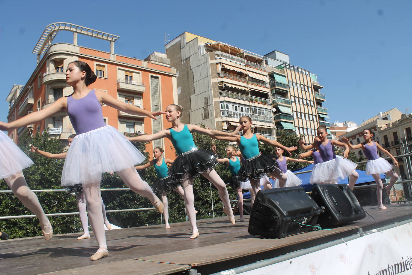 El revuelo se ha apoderado de las calles, el jolgorio ha vuelto de la mano de los grupos de amigos y familiares, las terrazas han estado llenas y las calles de lo más ambientadas 