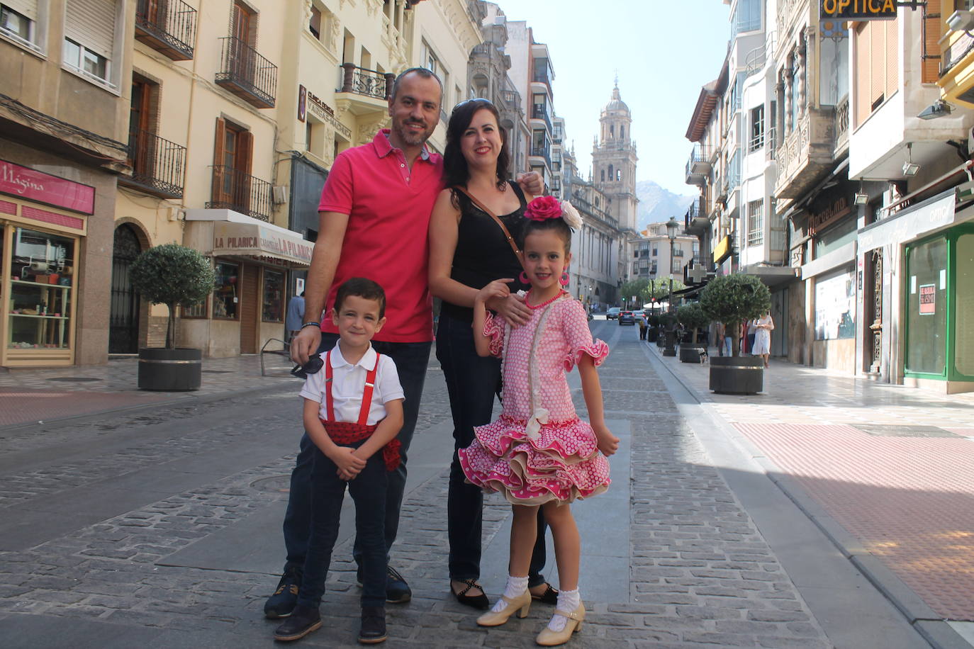 El revuelo se ha apoderado de las calles, el jolgorio ha vuelto de la mano de los grupos de amigos y familiares, las terrazas han estado llenas y las calles de lo más ambientadas 