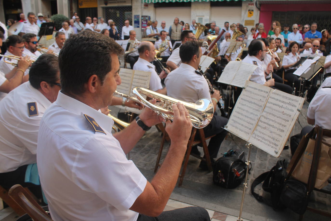El revuelo se ha apoderado de las calles, el jolgorio ha vuelto de la mano de los grupos de amigos y familiares, las terrazas han estado llenas y las calles de lo más ambientadas 