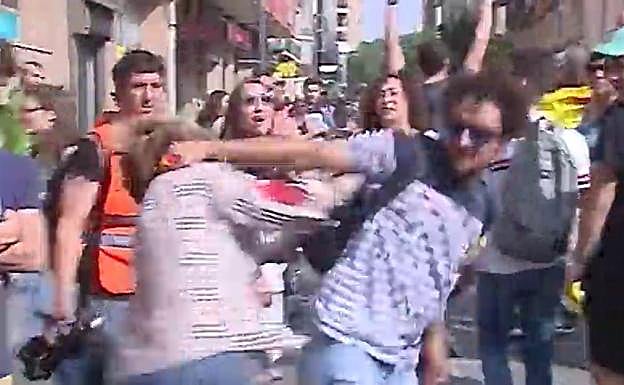 Vídeo: Brutal agresión a una mujer que mostraba una bandera española en Tarragona
