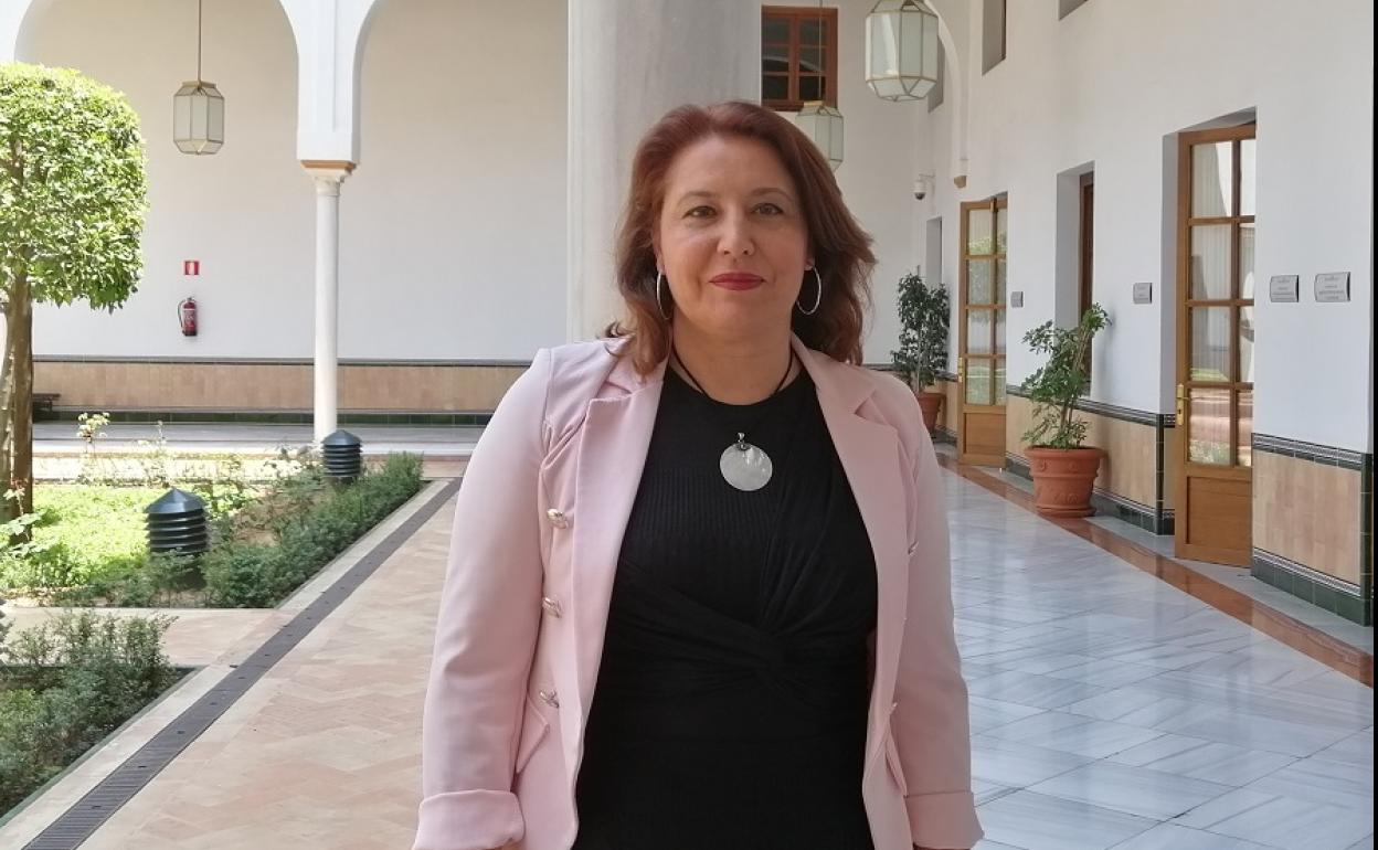 La consejera de Agricultura y Desarrollo Sostenible, en uno de los patios del Parlamento.