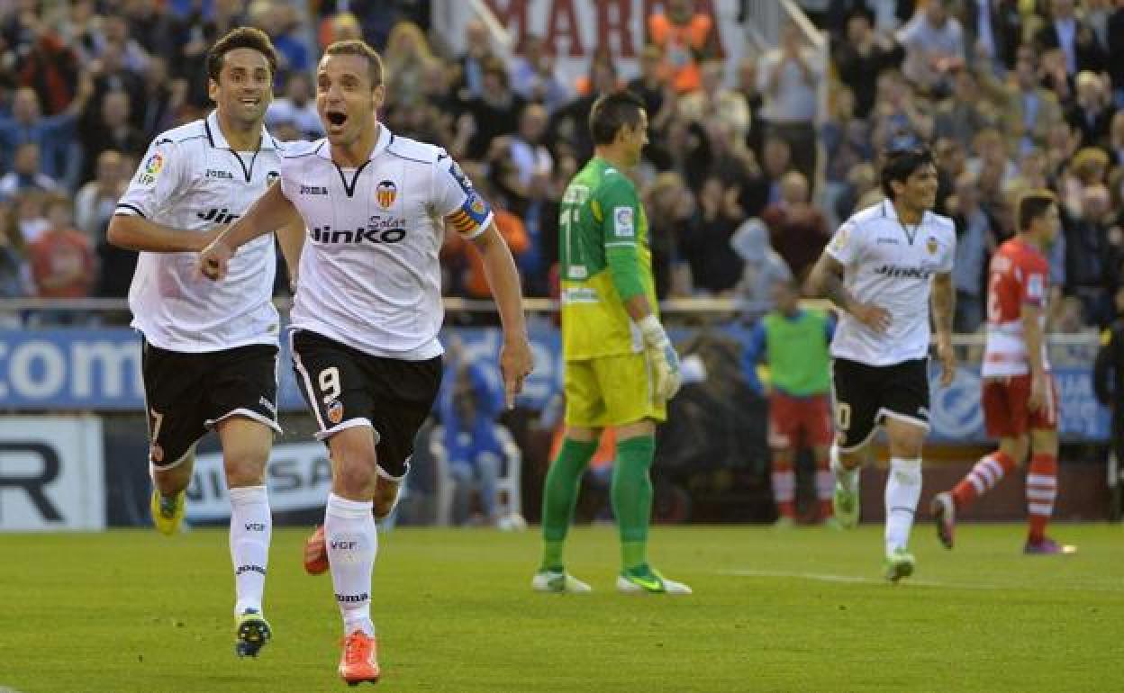 Roberto Soldado volverá a Mestalla, donde ya marcó al Granada. 