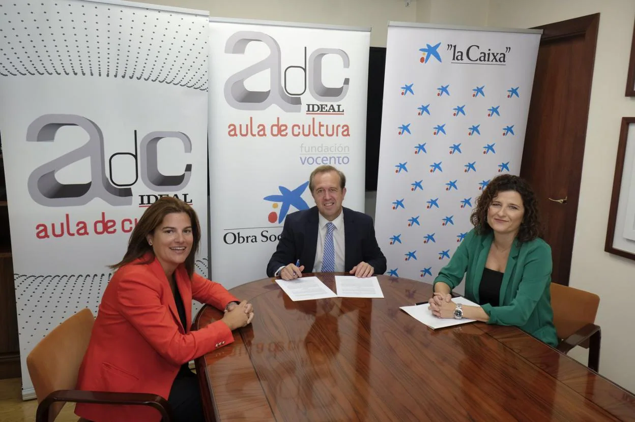 María del Mar Porcel, Diego Vargas y Patricia Maldonado, durante la firma del acuerdo