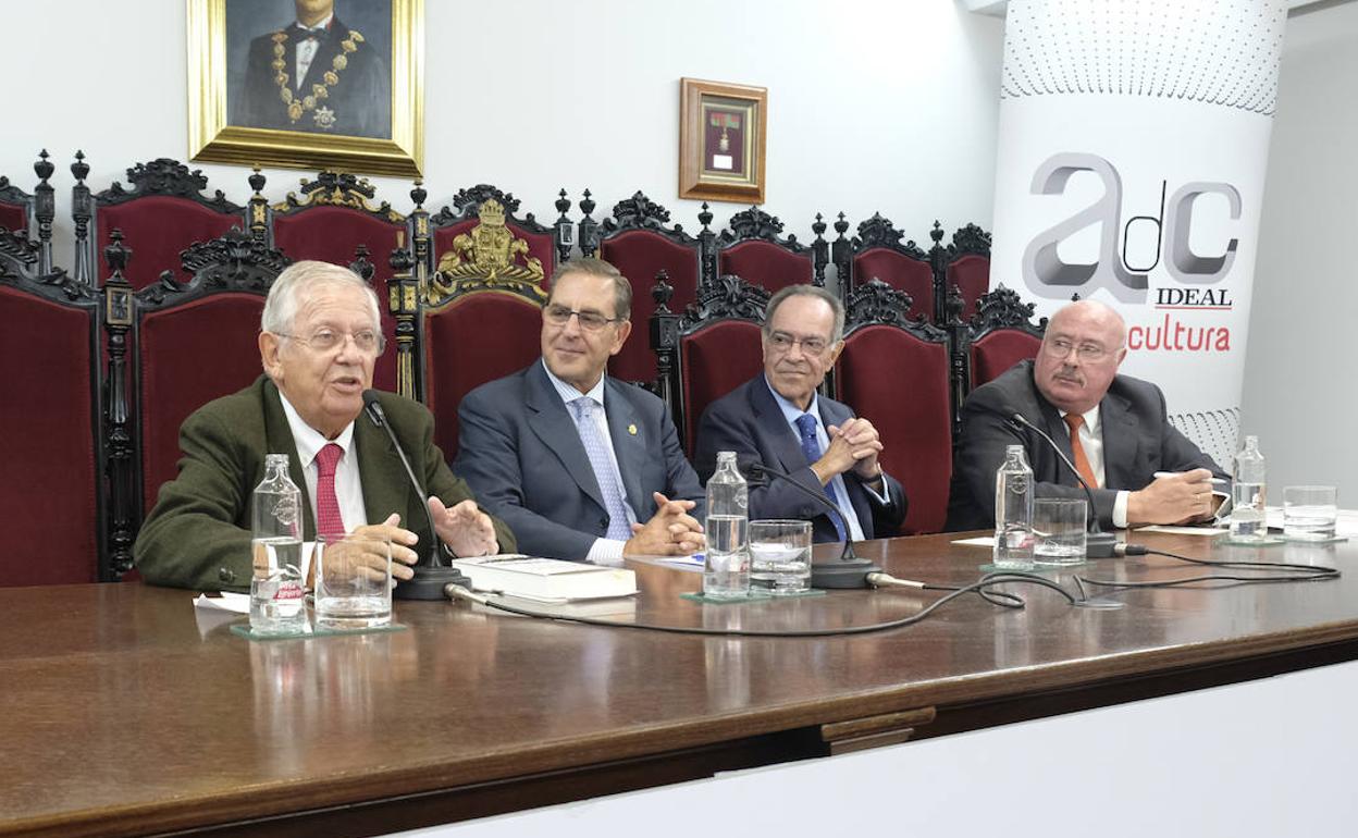 Fernando Jáuregui (izquierda), durante su intervención.