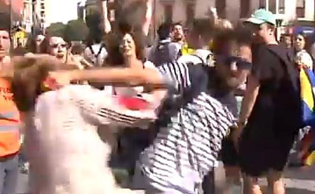 La Policía Nacional detiene al agresor de la mujer que portaba una bandera española