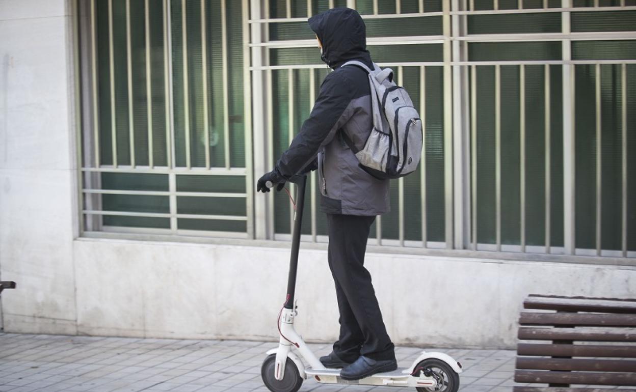El Ayuntamiento de Granada estudia bajar a patinetes y bicicletas de la acera