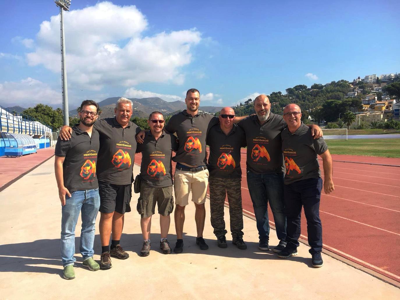 El grupo de veterinarios y el concejal sexitano.