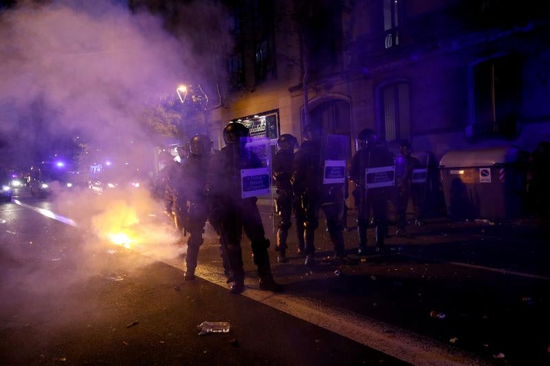 Barricadas de fuego, gritos en favor de la independencia y múltiples objetos en las calles de Barcelona