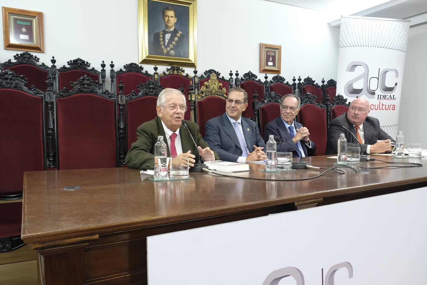 El periodista ofreció una conferencia en el Aula de Cultura de IDEAL en torno al tema 'Los abogados que cambiaron España