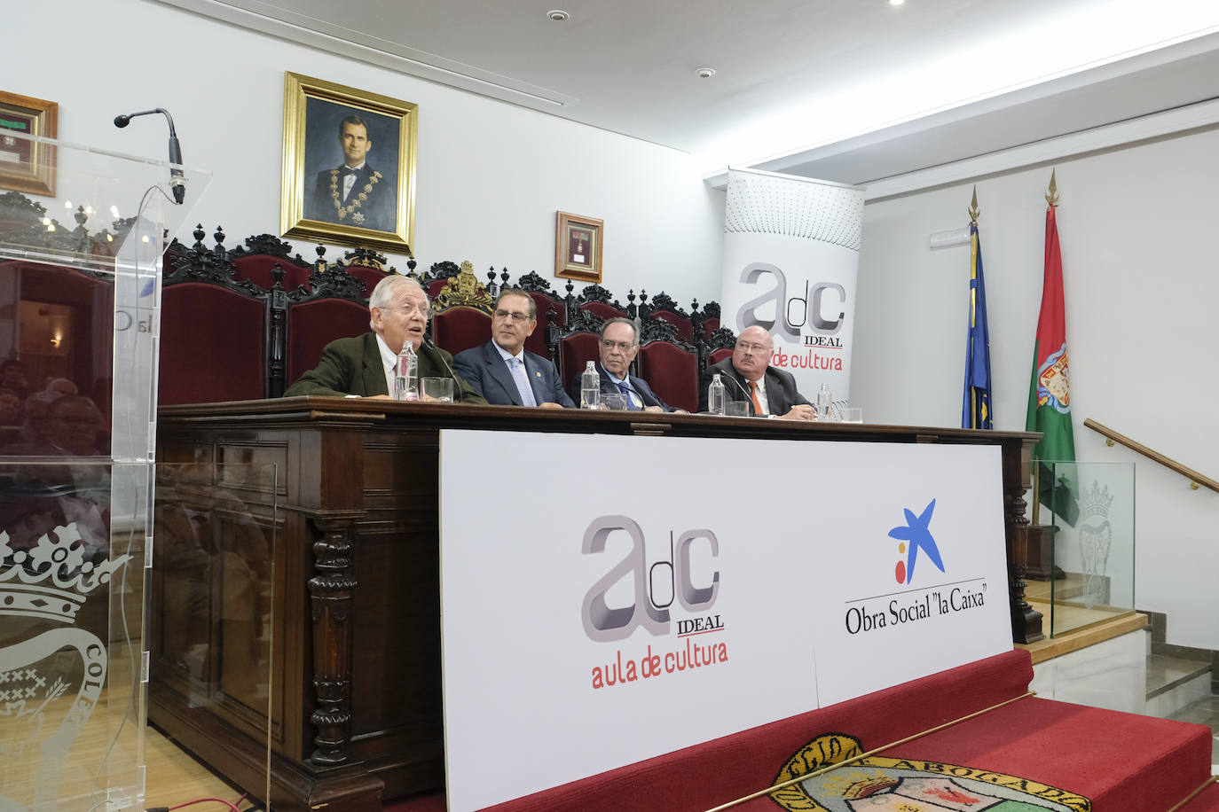 El periodista ofreció una conferencia en el Aula de Cultura de IDEAL en torno al tema 'Los abogados que cambiaron España