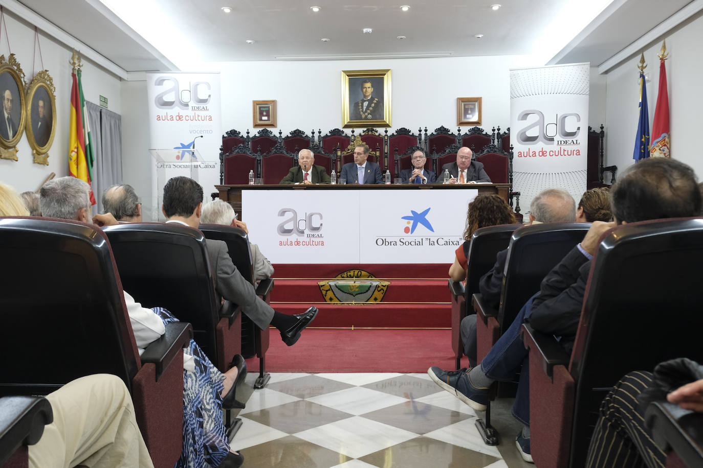 El periodista ofreció una conferencia en el Aula de Cultura de IDEAL en torno al tema 'Los abogados que cambiaron España