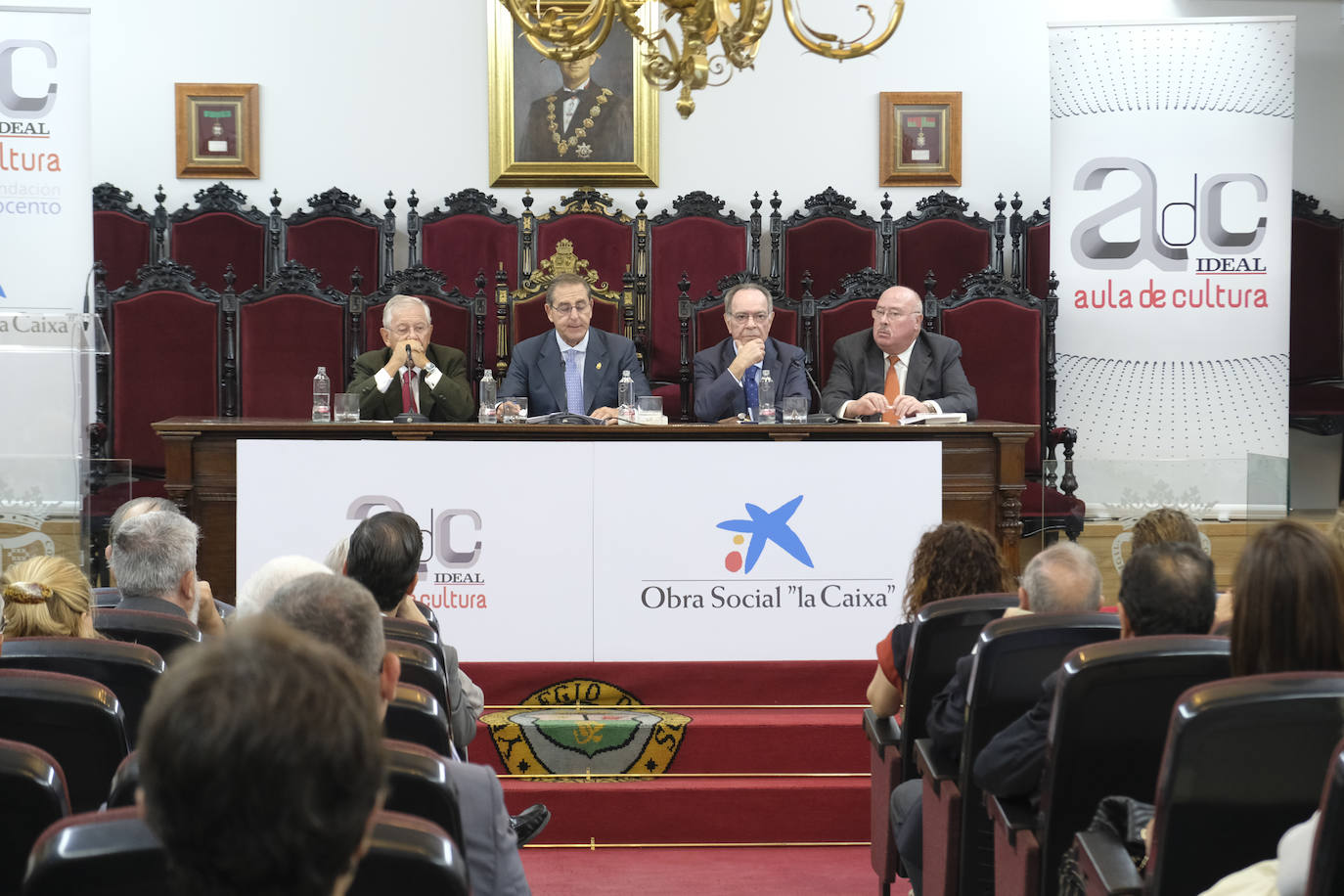 El periodista ofreció una conferencia en el Aula de Cultura de IDEAL en torno al tema 'Los abogados que cambiaron España
