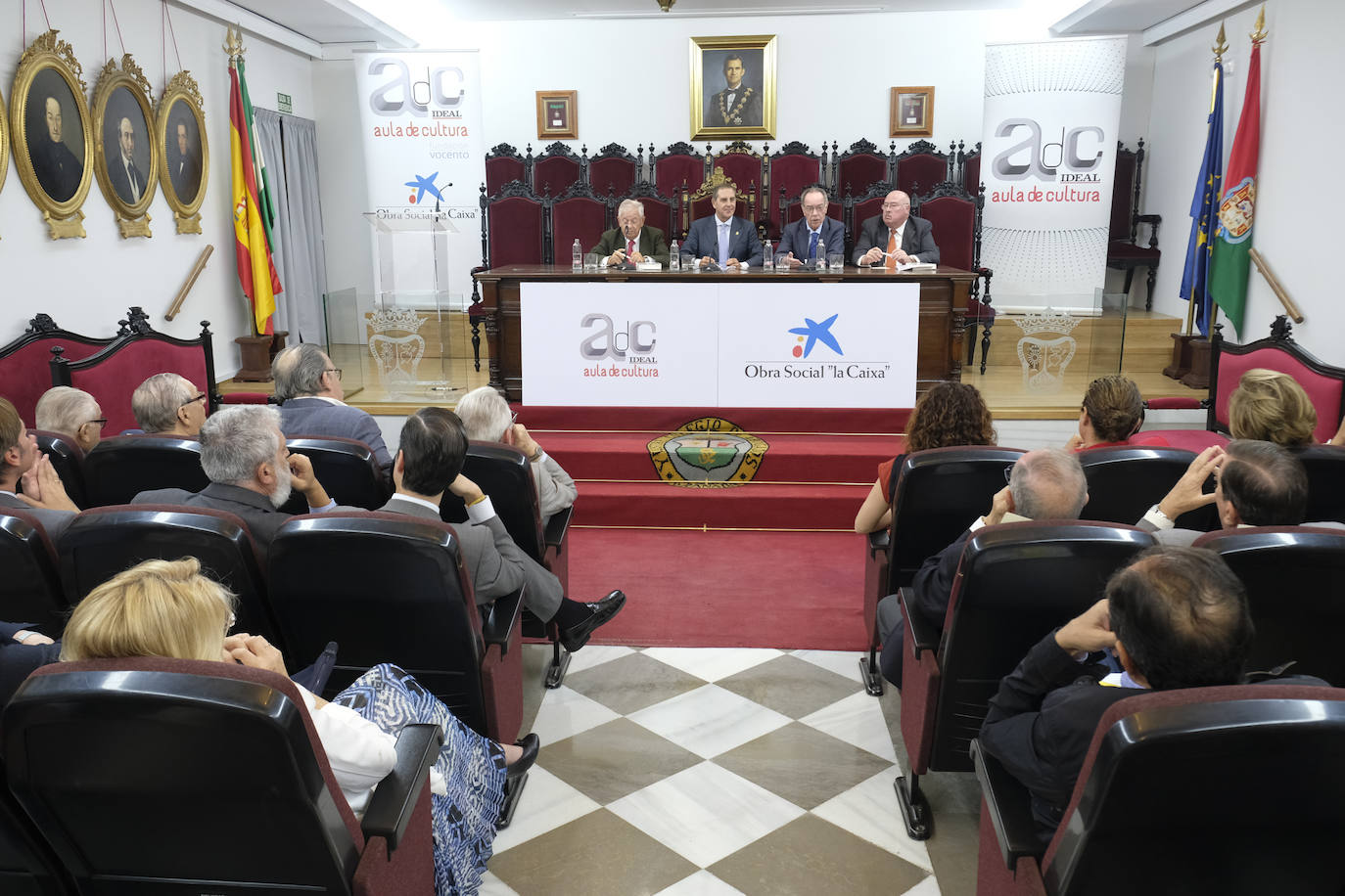 El periodista ofreció una conferencia en el Aula de Cultura de IDEAL en torno al tema 'Los abogados que cambiaron España