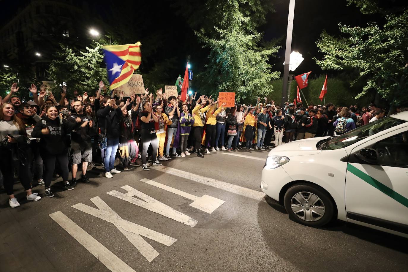 Los manifestantes han pedido la independencia de Cataluña en la puerta de la Subdelegacion del Gobierno