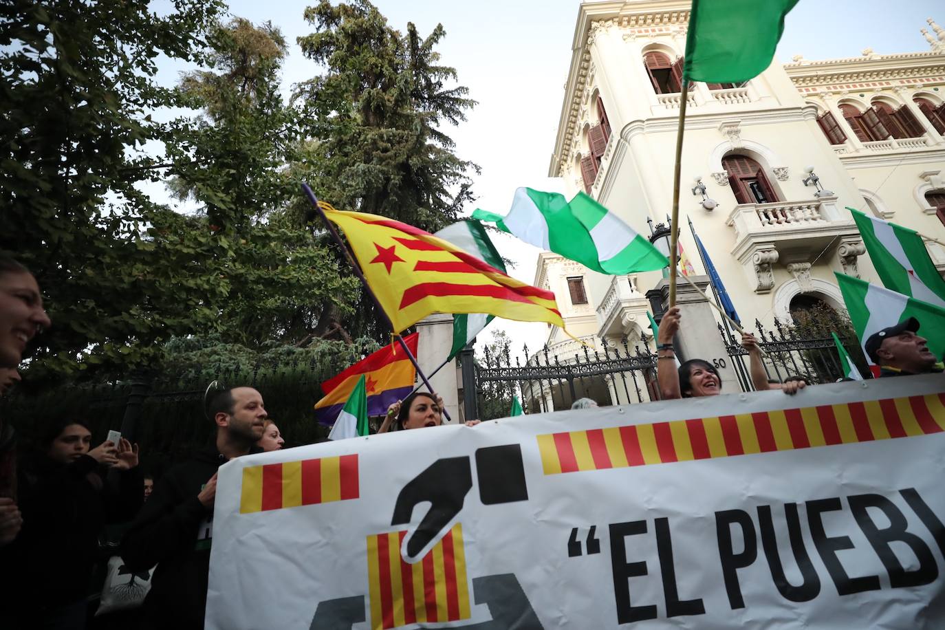 Los manifestantes han pedido la independencia de Cataluña en la puerta de la Subdelegacion del Gobierno