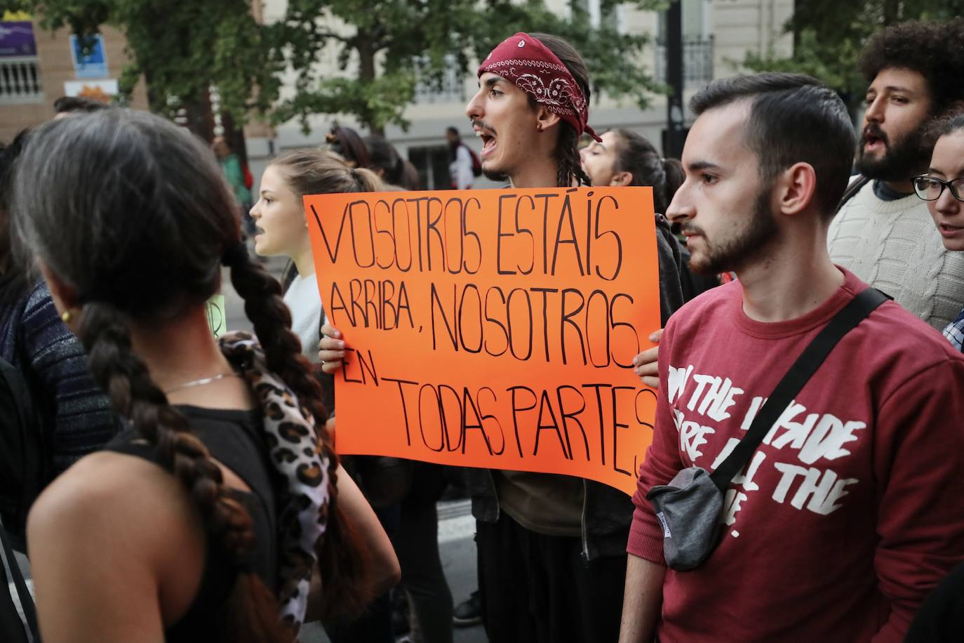 Los manifestantes han pedido la independencia de Cataluña en la puerta de la Subdelegacion del Gobierno