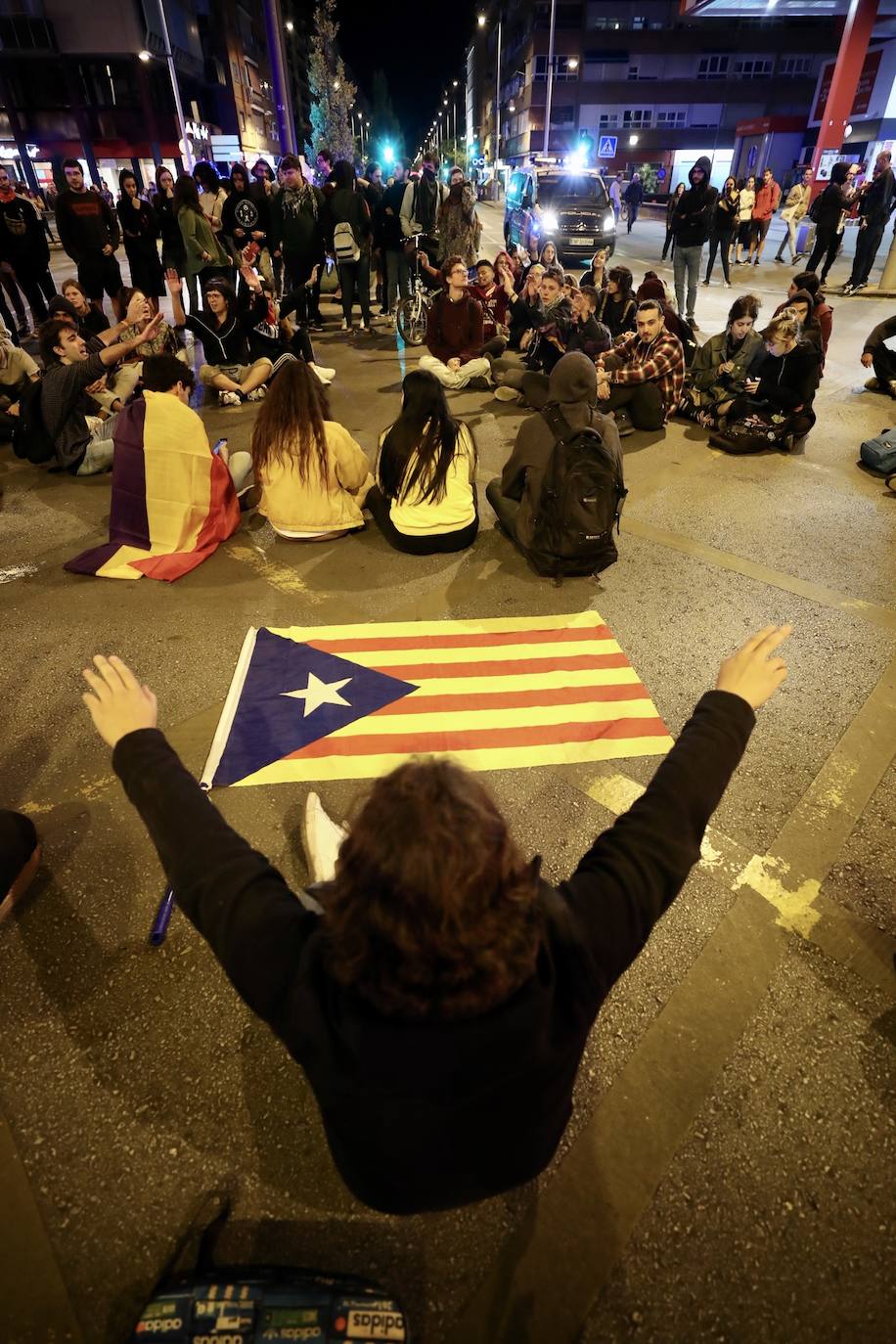 Los manifestantes han pedido la independencia de Cataluña en la puerta de la Subdelegacion del Gobierno