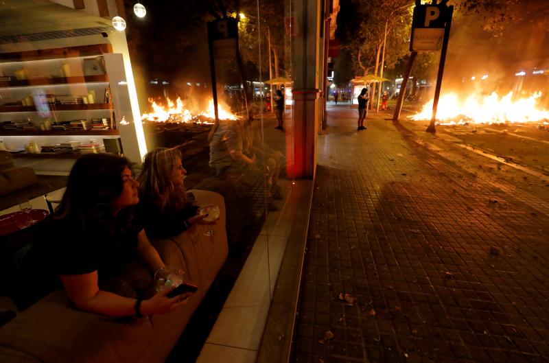 Barricadas de fuego, gritos en favor de la independencia y múltiples objetos en las calles de Barcelona