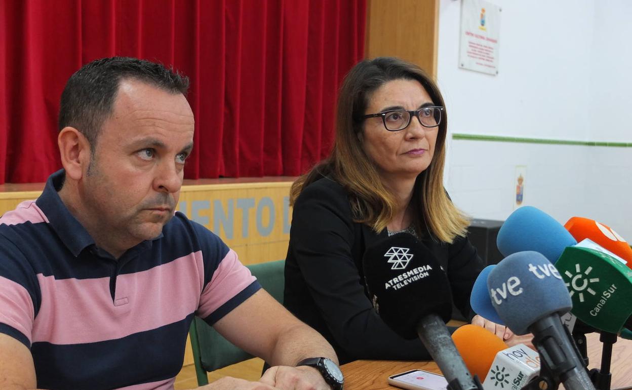Sergio Fernández y su abogada, Josefa Antonia Castillo, durante la rueda de prensa en Alcolea. 