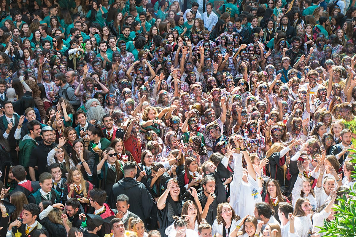 Los alumanos de la Facultad de Medicina celebran el día de su patrón con la tradicional recepción