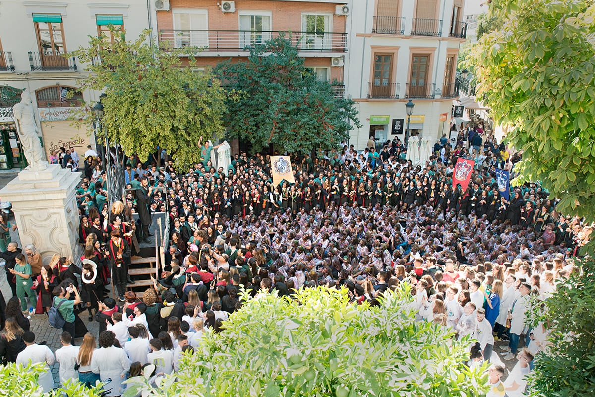 Los alumanos de la Facultad de Medicina celebran el día de su patrón con la tradicional recepción