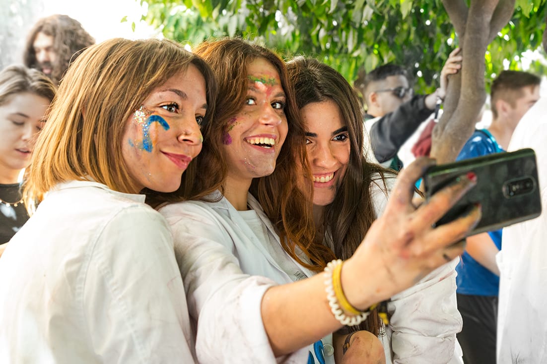 Los alumanos de la Facultad de Medicina celebran el día de su patrón con la tradicional recepción