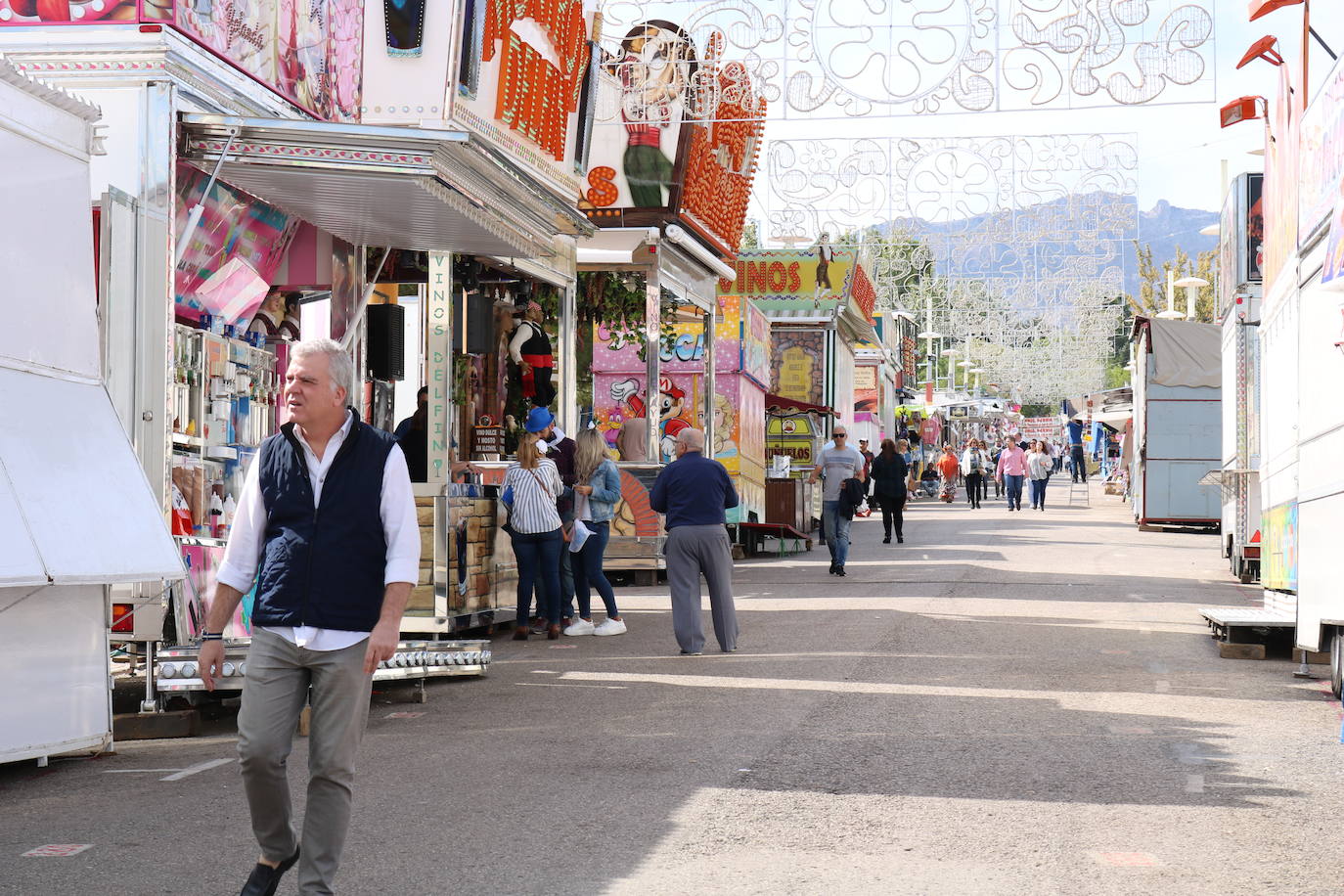 El recinto ferial se volvió a llenar de miles de jienenses que disfrutaron de una jornada soleada con mucho baile y con las casetas a rebosar sabiendo que al día siguiente era festivo.