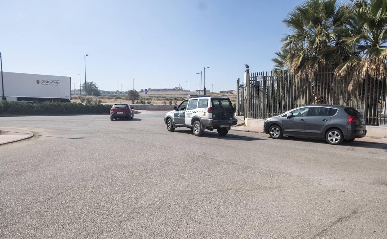 Imagen de la Guardia Civil ayer en Cijuela donde hubo registros y detenidos.