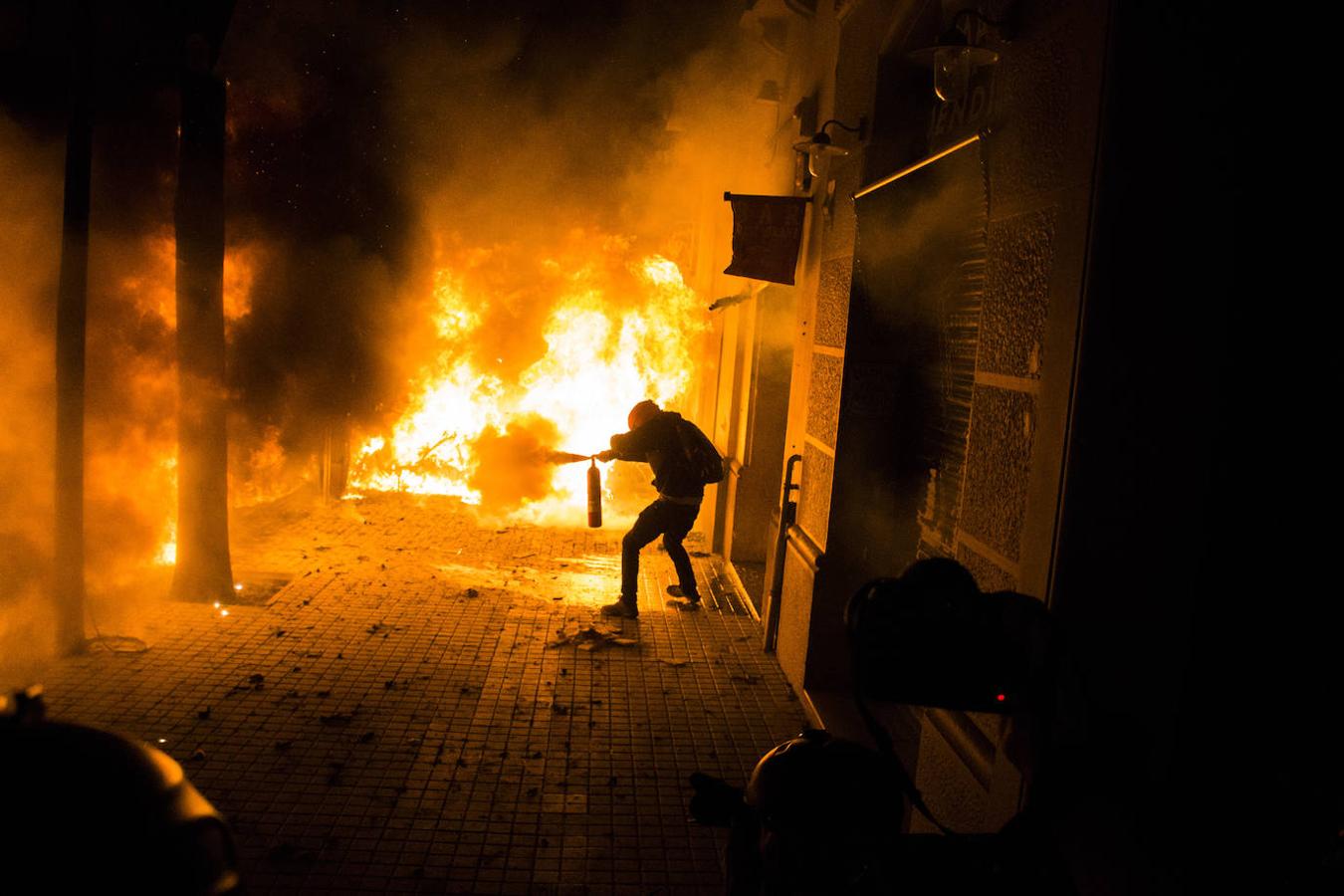 Fotos: Noche de terror en las calles de Barcelona