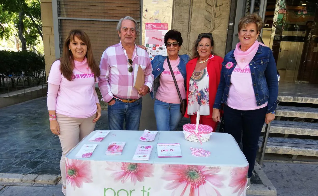 Durante toda la mañana cinco mesas han informado acerca de la prevención del cáncer de mama.