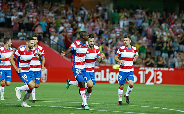 Adrián Ramos celebra su gol en el Granada-Osasuna del año pasado. 