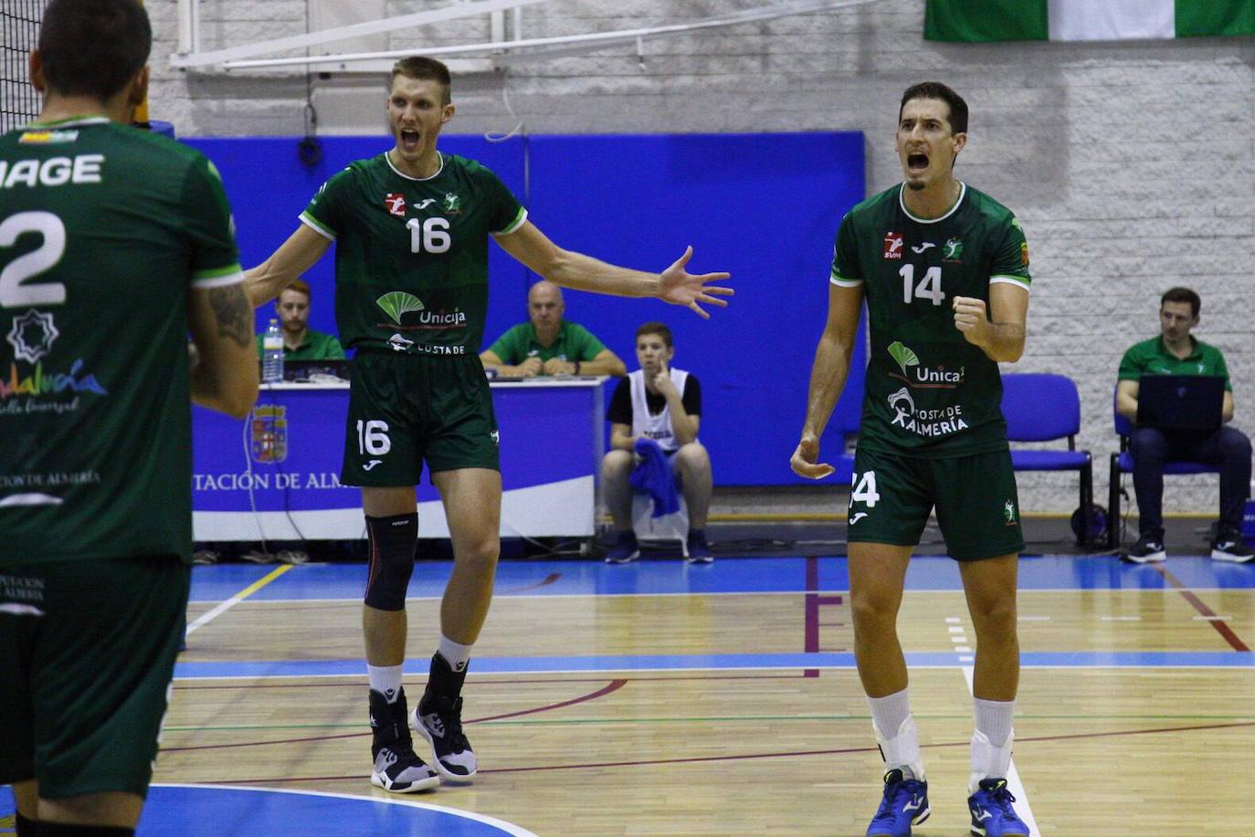 Unicaja Costa de Almería sufre para ganar a un difícil Vecindario