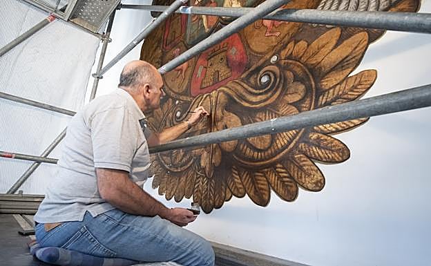 El restaurador Miguel Ángel Mercado ultima durante estos días la rehabilitación del escudo de Granada de la Chancillería