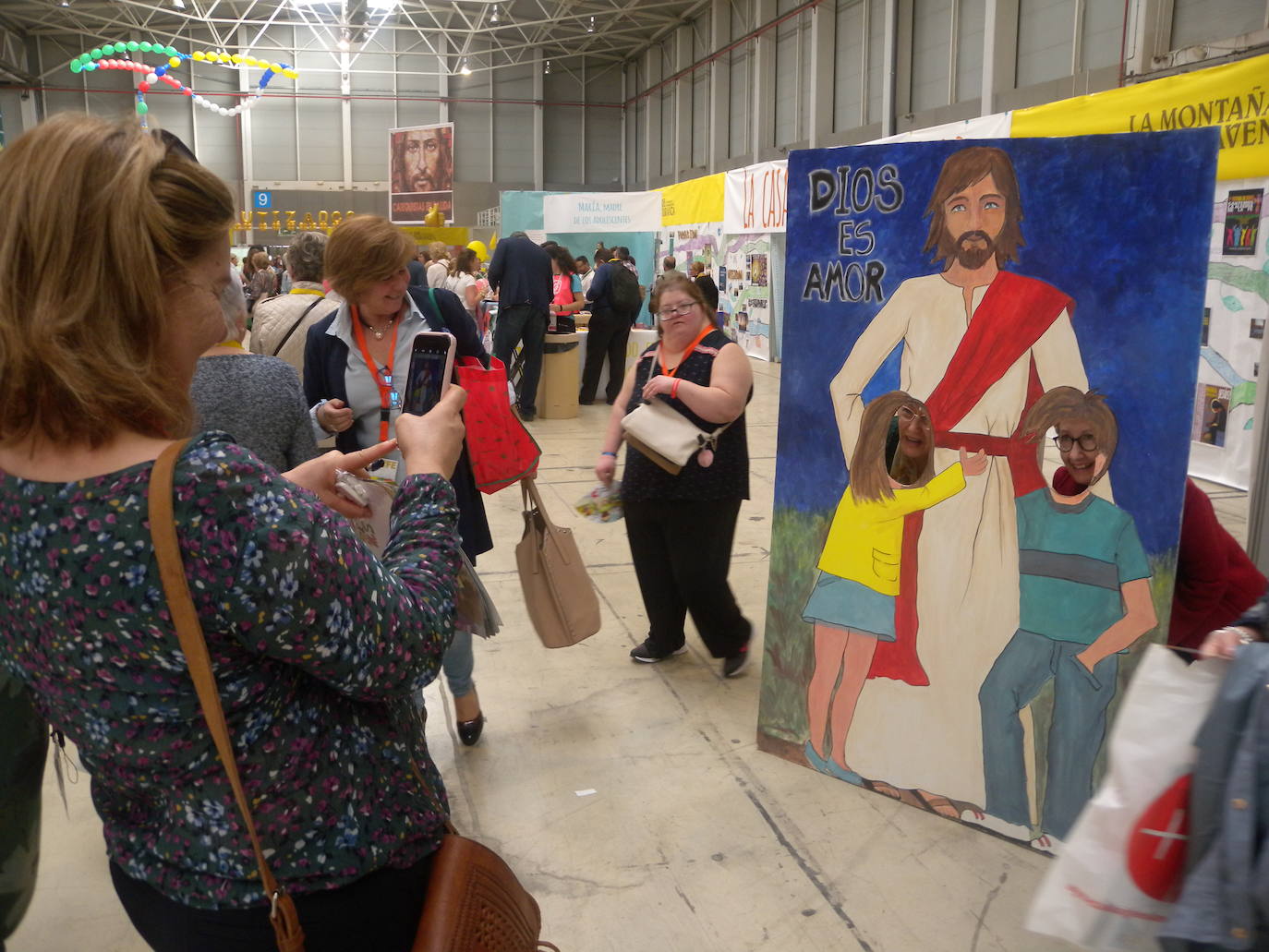Más de 10.000 personas, según la organización, han pasado a lo largo de la jornada de hoy por la Institución Ferial (Ifeja), donde se ha celebrado la Feria de la Fe.