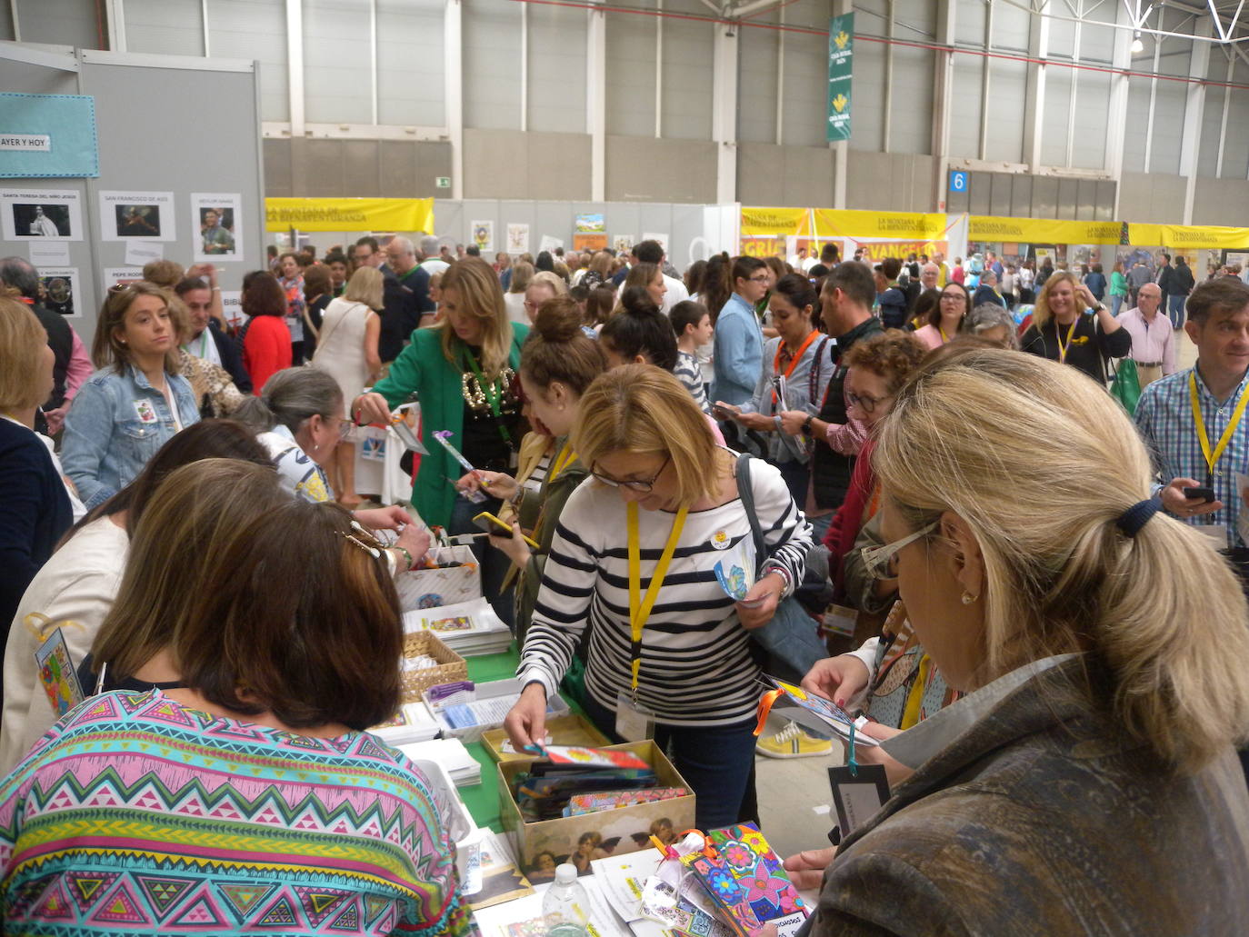 Más de 10.000 personas, según la organización, han pasado a lo largo de la jornada de hoy por la Institución Ferial (Ifeja), donde se ha celebrado la Feria de la Fe.