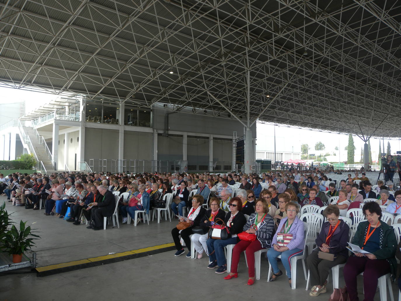 Más de 10.000 personas, según la organización, han pasado a lo largo de la jornada de hoy por la Institución Ferial (Ifeja), donde se ha celebrado la Feria de la Fe.