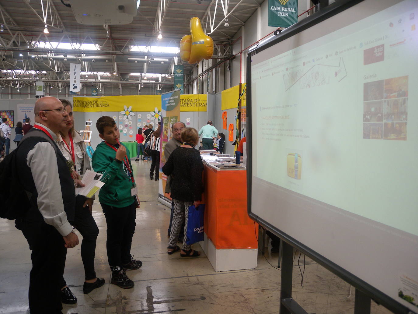 Más de 10.000 personas, según la organización, han pasado a lo largo de la jornada de hoy por la Institución Ferial (Ifeja), donde se ha celebrado la Feria de la Fe.