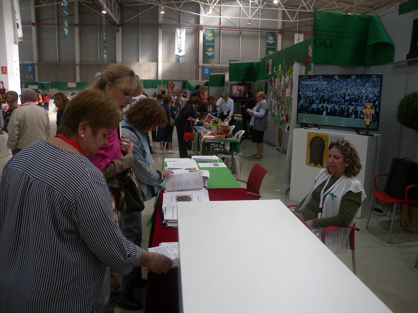 Más de 10.000 personas, según la organización, han pasado a lo largo de la jornada de hoy por la Institución Ferial (Ifeja), donde se ha celebrado la Feria de la Fe.