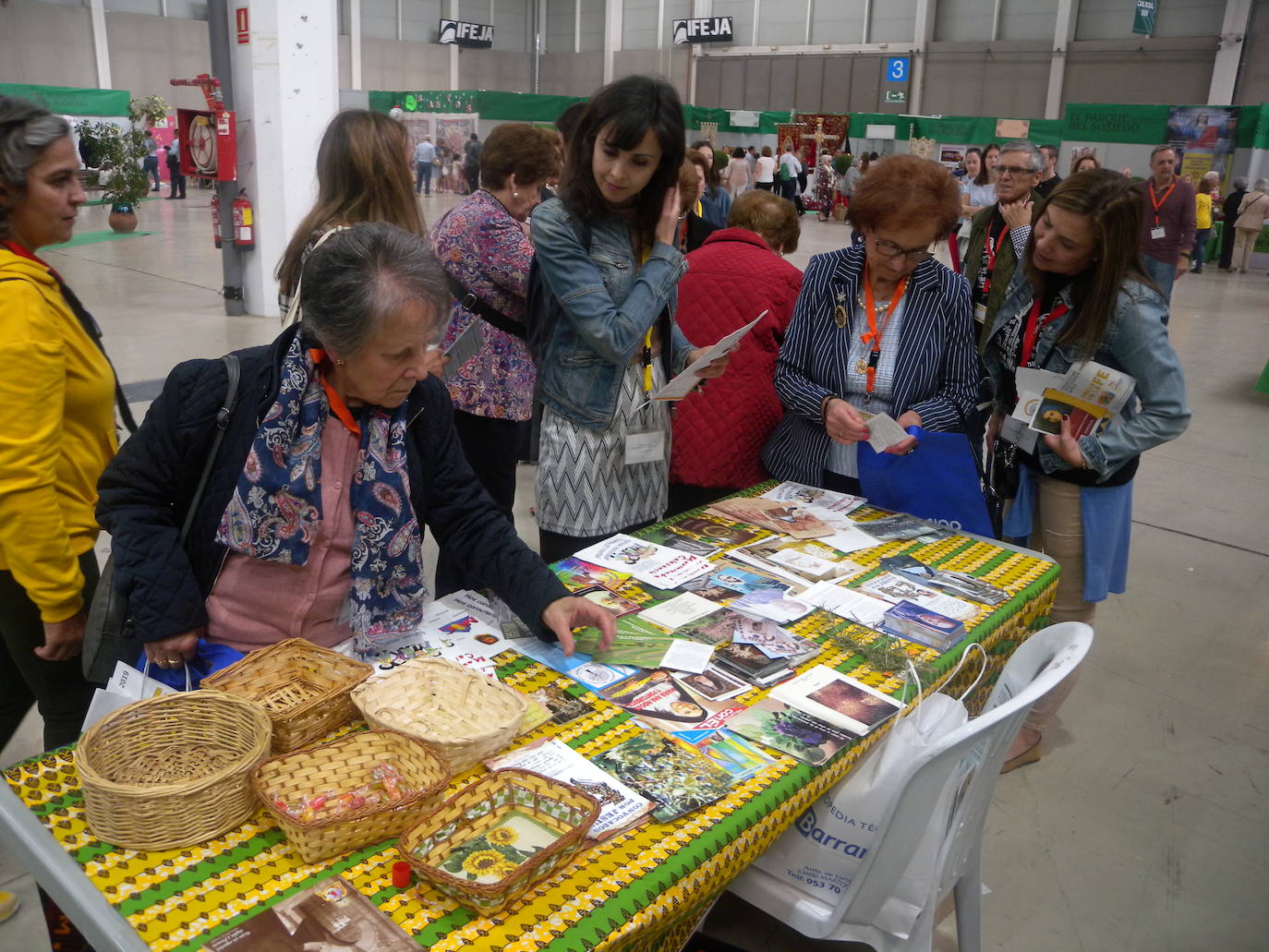 Más de 10.000 personas, según la organización, han pasado a lo largo de la jornada de hoy por la Institución Ferial (Ifeja), donde se ha celebrado la Feria de la Fe.