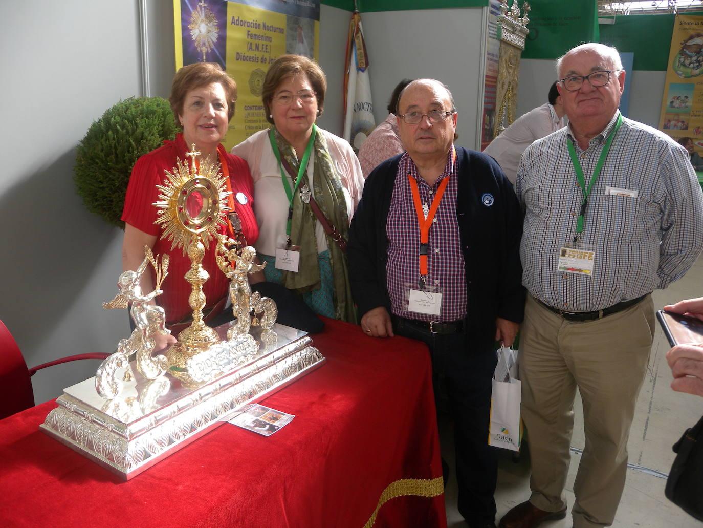 Más de 10.000 personas, según la organización, han pasado a lo largo de la jornada de hoy por la Institución Ferial (Ifeja), donde se ha celebrado la Feria de la Fe.