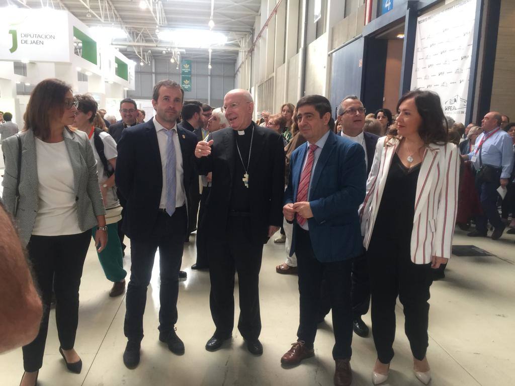 Más de 10.000 personas, según la organización, han pasado a lo largo de la jornada de hoy por la Institución Ferial (Ifeja), donde se ha celebrado la Feria de la Fe.