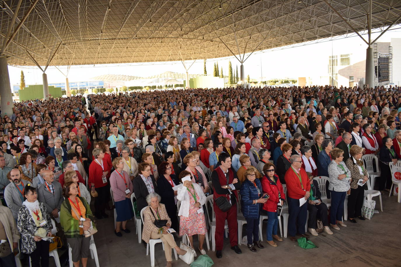 Más de 10.000 personas, según la organización, han pasado a lo largo de la jornada de hoy por la Institución Ferial (Ifeja), donde se ha celebrado la Feria de la Fe.