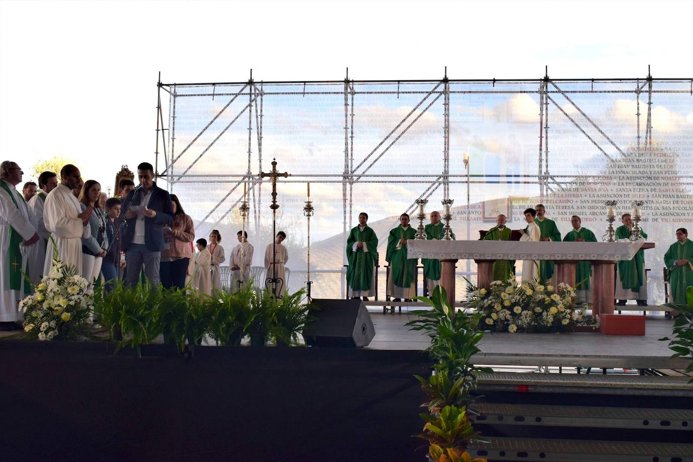 Más de 10.000 personas, según la organización, han pasado a lo largo de la jornada de hoy por la Institución Ferial (Ifeja), donde se ha celebrado la Feria de la Fe.