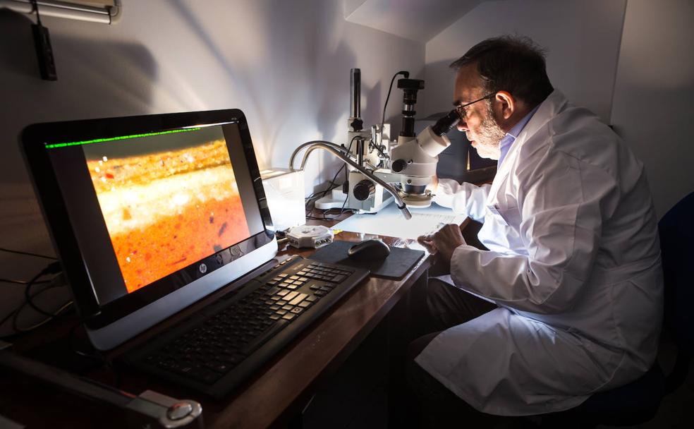 Jesús Barrón analiza en el microscopio un pigmento, que aparece a gran escala en la pantalla del ordenador.