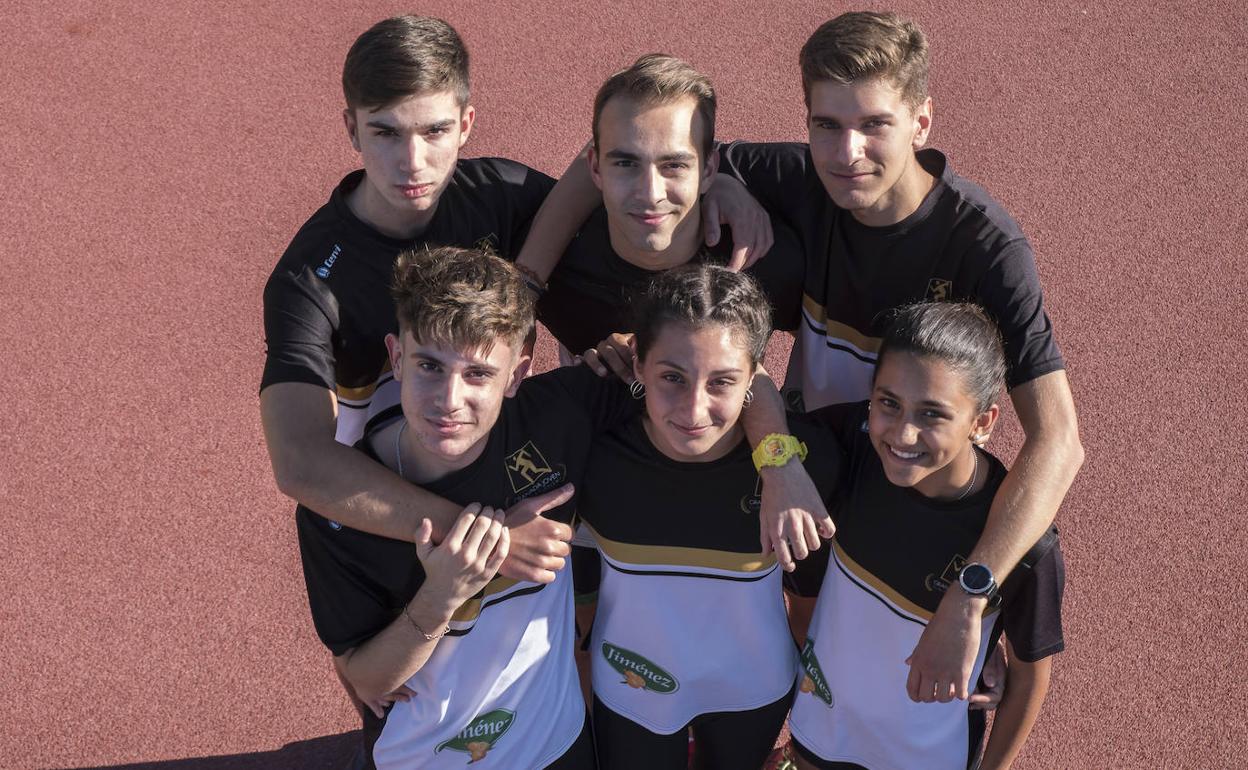 Los seis becados del Granada Joven posan abrazados y felices. 