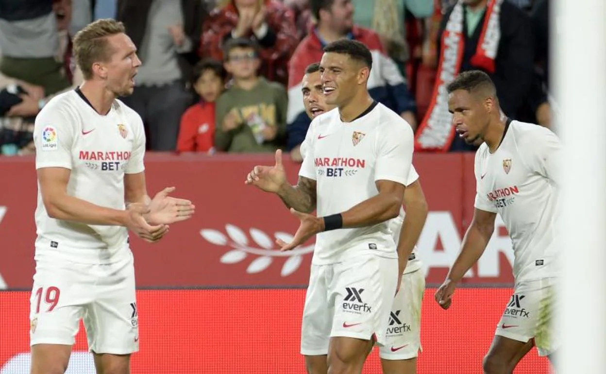 Luuk De Jong celebra el gol que le dio la victoria al Sevilla. 