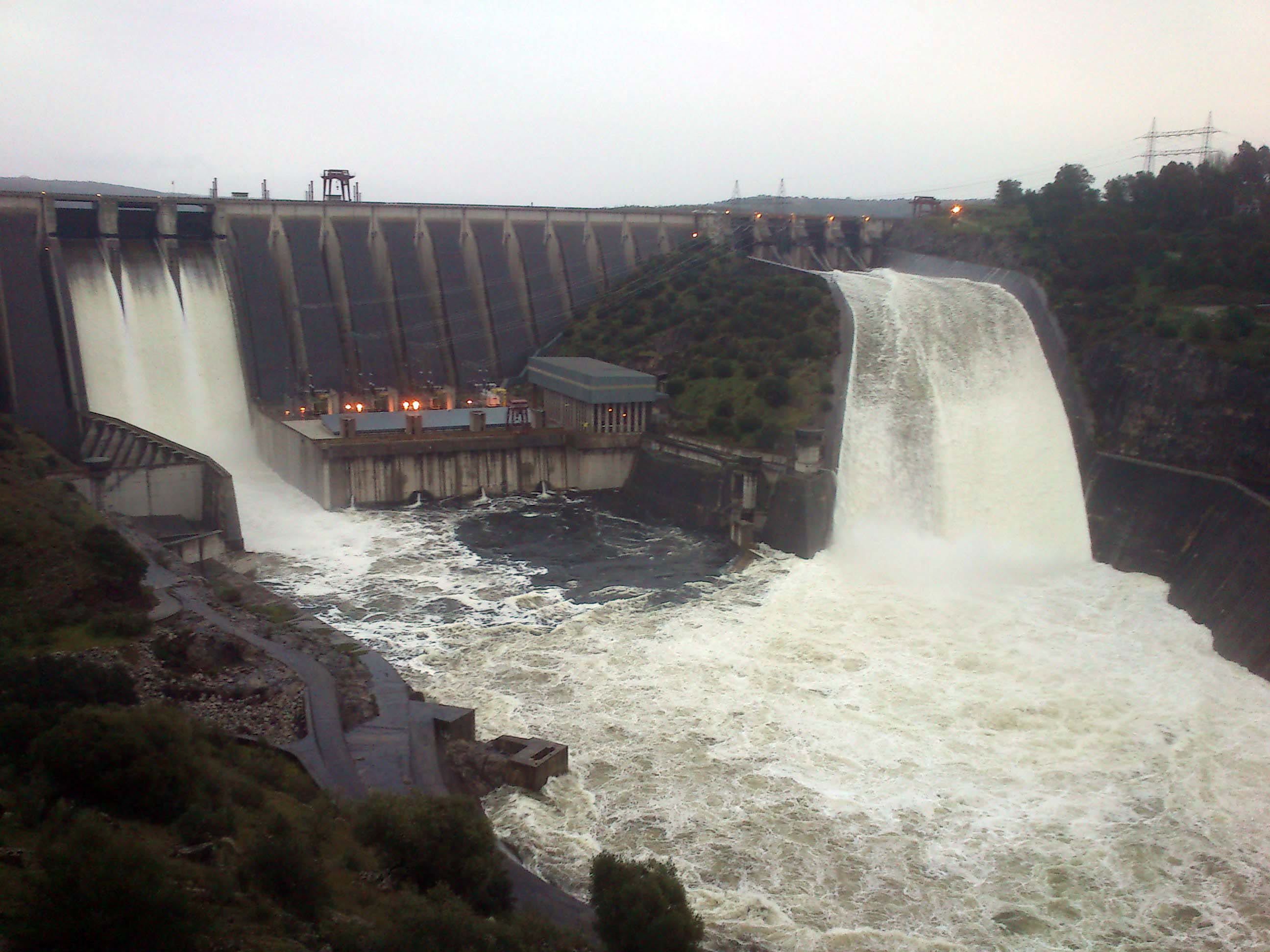 La presa de Alcántara desembalsa agua a raudales con todas sus compuertas abiertas.