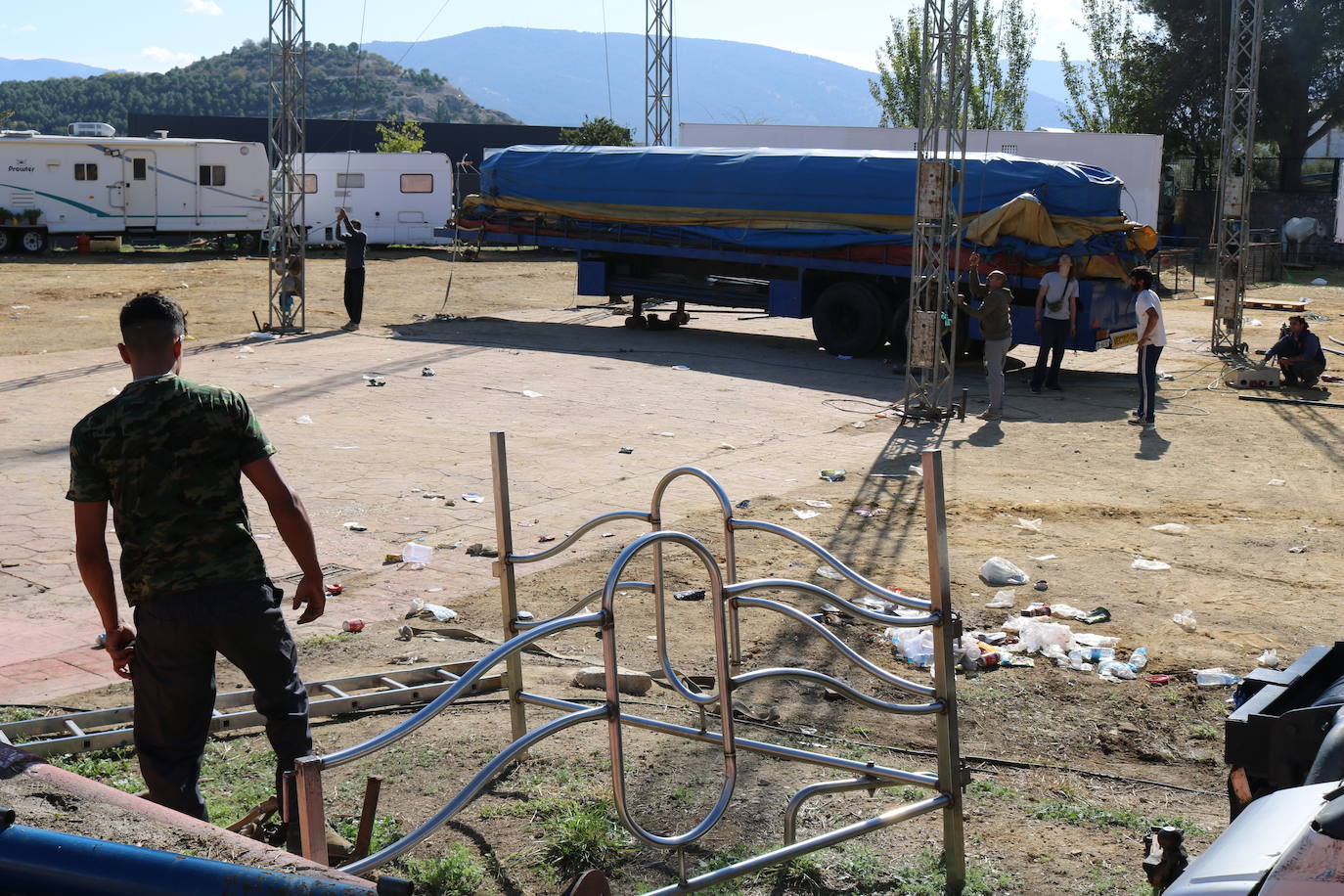En el recinto ferial, los vestidos de gitana y los grupos de amigos pasándoselo bien han dado paso a los camiones, los operarios de limpieza y las grúas. Todos ellos trabajan a destajo para dejarlo todo como si la Feria de San Lucas no hubiese pasado por la capital.