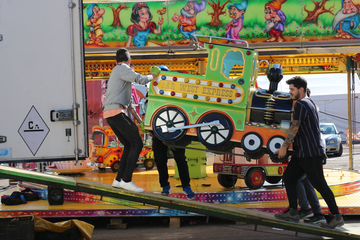 En el recinto ferial, los vestidos de gitana y los grupos de amigos pasándoselo bien han dado paso a los camiones, los operarios de limpieza y las grúas. Todos ellos trabajan a destajo para dejarlo todo como si la Feria de San Lucas no hubiese pasado por la capital.