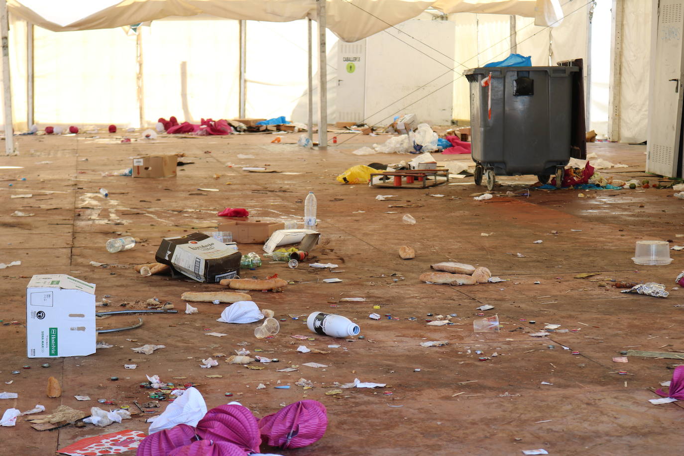 En el recinto ferial, los vestidos de gitana y los grupos de amigos pasándoselo bien han dado paso a los camiones, los operarios de limpieza y las grúas. Todos ellos trabajan a destajo para dejarlo todo como si la Feria de San Lucas no hubiese pasado por la capital.